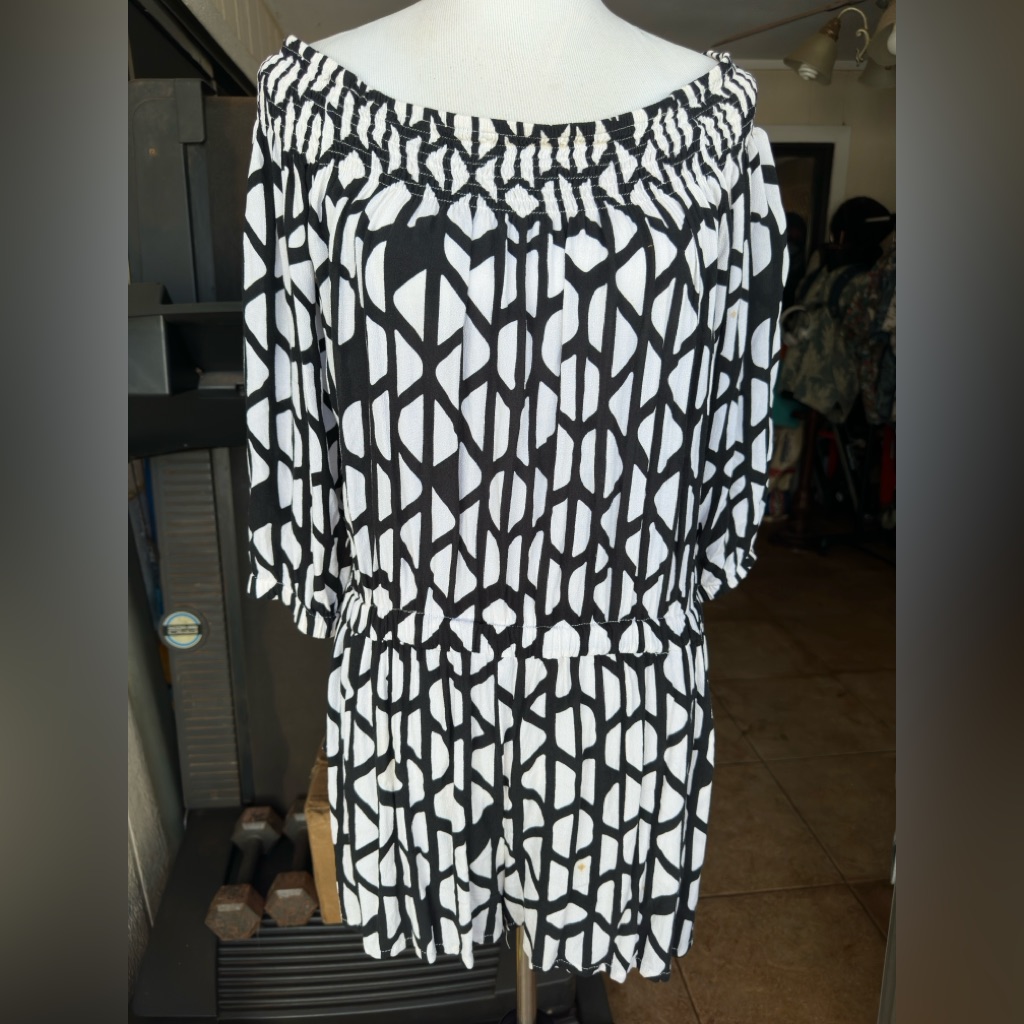 Preowned Ava Sky RompersJumpsuit Hawaiian BlackWhite Womens Medium Preowned Ava Sky RompersJumpsuit Hawaiian BlackWhite Womens Medium
